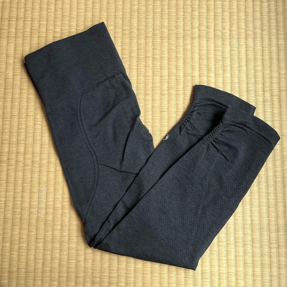LIKE NEW Lululemon Cropped Seamless Leggings